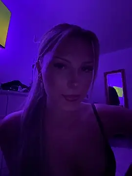 blondeeee online show from December 17, 2025, 5:51 pm