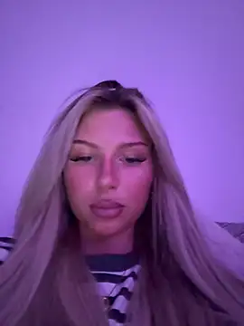 blondeeee online show from May 4, 2026, 4:54 pm
