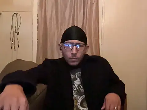 Snapshot of ThrowedWorldWide chatting on December 23, 2025, 4:45 am ThrowedWorldWide online show from December 23, 2025, 4:45 am