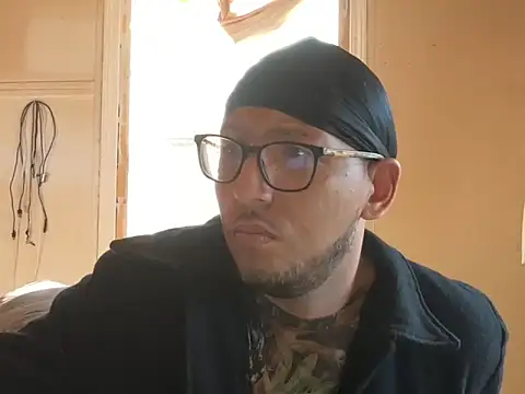 Snapshot of ThrowedWorldWide chatting on December 21, 2025, 4:30 pm ThrowedWorldWide online show from December 21, 2025, 4:30 pm