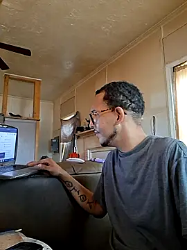 Snapshot of ThrowedWorldWide chatting on December 3, 2025, 2:38 pm ThrowedWorldWide online show from December 3, 2025, 2:38 pm