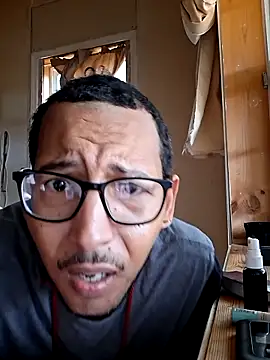 Snapshot of ThrowedWorldWide chatting on November 25, 2025, 2:06 pm ThrowedWorldWide online show from November 25, 2025, 2:06 pm