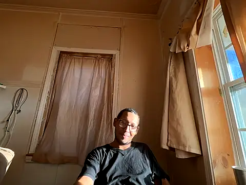 Snapshot of ThrowedWorldWide chatting on December 14, 2025, 9:31 pm ThrowedWorldWide online show from December 14, 2025, 9:31 pm