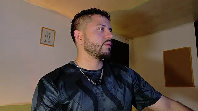 Snapshot of TomSloam chatting on November 14, 2025, 10:35 pm TomSloam online show from November 14, 2025, 10:35 pm