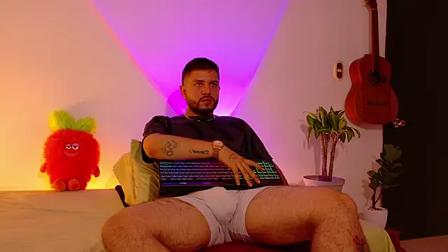 Snapshot of TomSloam chatting on November 12, 2025, 9:29 pm TomSloam online show from November 12, 2025, 9:29 pm