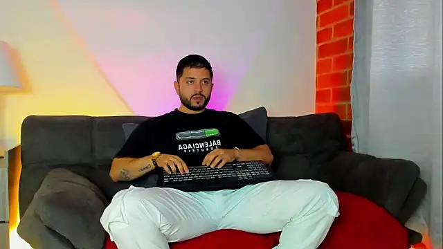 Snapshot of TomSloam chatting on October 23, 2025, 7:56 pm TomSloam online show from October 23, 2025, 7:56 pm