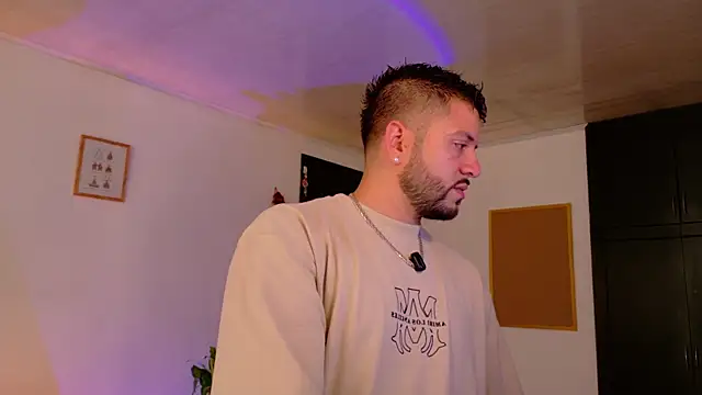 Snapshot of TomSloam chatting on November 15, 2025, 5:28 pm TomSloam online show from November 15, 2025, 5:28 pm