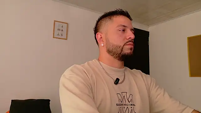 Snapshot of TomSloam chatting on November 28, 2025, 5:57 pm TomSloam online show from November 28, 2025, 5:57 pm