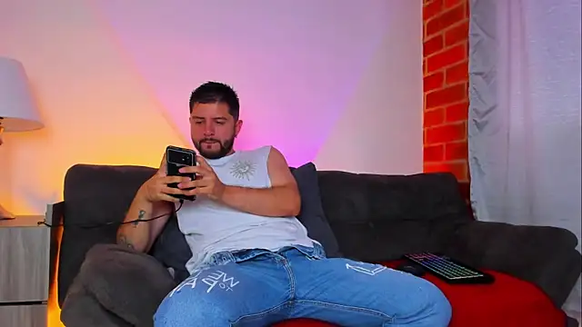 Snapshot of TomSloam chatting on October 17, 2025, 2:08 pm TomSloam online show from October 17, 2025, 2:08 pm