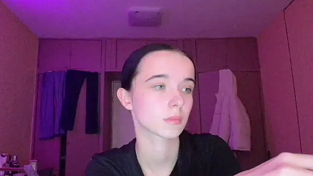 Snapshot of Emilia_Light chatting on December 18, 2025, 9:25 am Emilia Light online show from December 18, 2025, 9:25 am