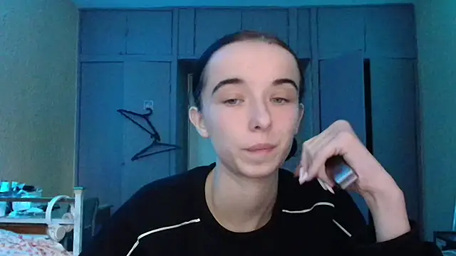 Snapshot of Emilia_Light chatting on October 17, 2025, 8:39 am Emilia Light online show from October 17, 2025, 8:39 am