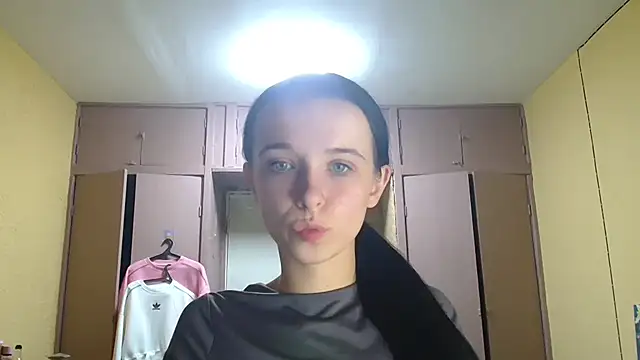 Snapshot of Emilia_Light chatting on October 4, 2025, 6:42 pm Emilia Light online show from October 4, 2025, 6:42 pm