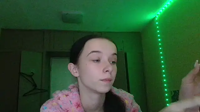 Snapshot of Emilia_Light chatting on October 10, 2025, 6:58 am Emilia Light online show from October 10, 2025, 6:58 am