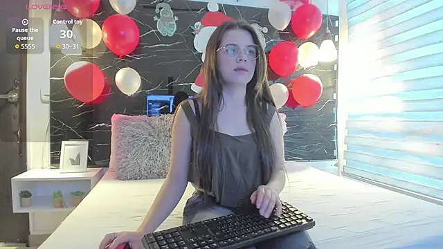 ZOE LE online show from December 15, 2025, 11:38 am