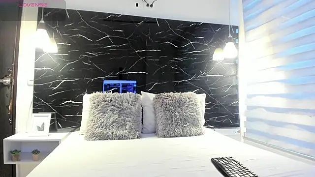 ZOE LE online show from February 3, 2026, 11:37 am