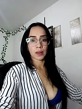 Snapshot of YaraDuartee chatting on October 30, 2025, 7:55 pm YaraDuartee online show from October 30, 2025, 7:55 pm