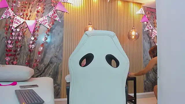 Snapshot of beca_winn chatting on February 9, 2026, 12:36 pm beca winn online show from February 9, 2026, 12:36 pm