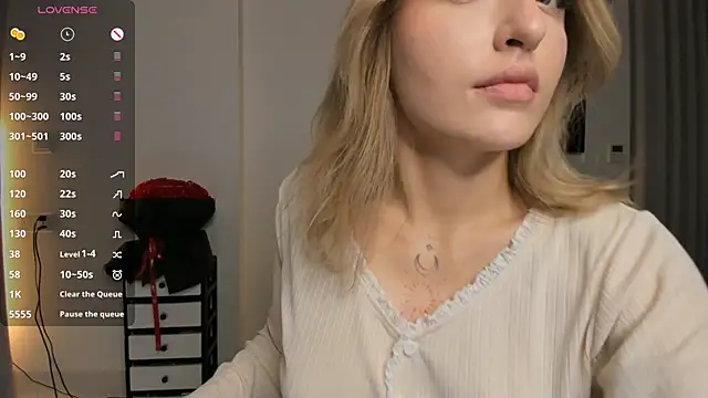 Snapshot of AmyVilvet_ chatting on April 21, 2026, 9:43 pm AmyVilvet online show from April 21, 2026, 9:43 pm