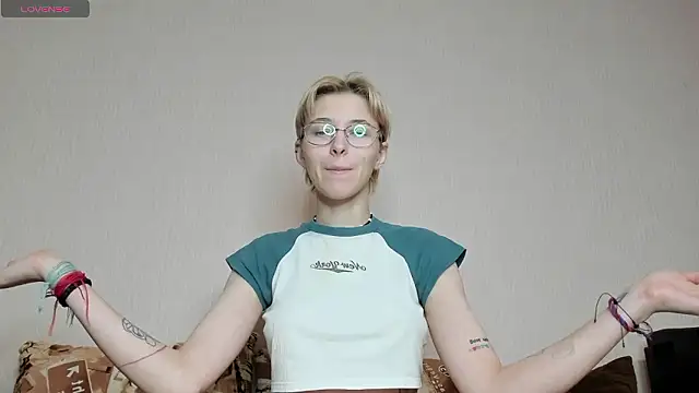 Snapshot of Sharlikiss chatting on January 13, 2026, 5:17 pm Sharlikiss online show from January 13, 2026, 5:17 pm