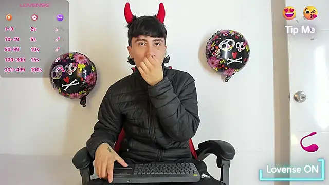 Snapshot of XaanderGrey chatting on October 18, 2025, 7:38 pm XaanderGrey online show from October 18, 2025, 7:38 pm