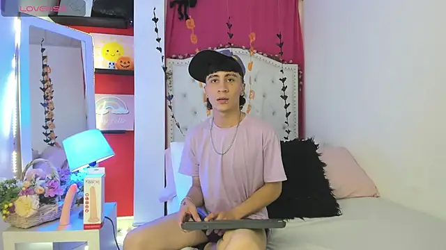 Snapshot of XaanderGrey chatting on October 30, 2025, 7:55 pm XaanderGrey online show from October 30, 2025, 7:55 pm