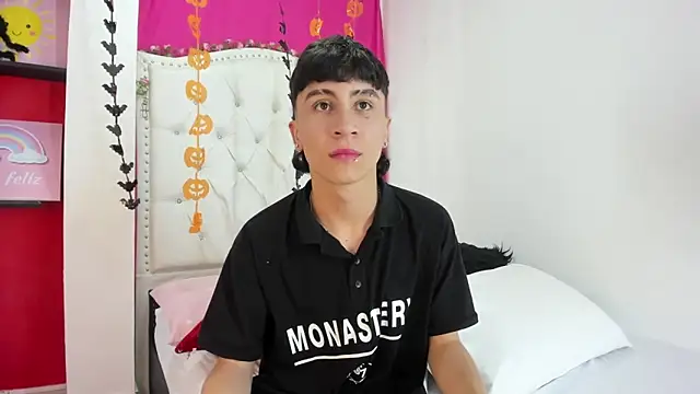 Snapshot of XaanderGrey chatting on October 5, 2025, 8:21 pm XaanderGrey online show from October 5, 2025, 8:21 pm