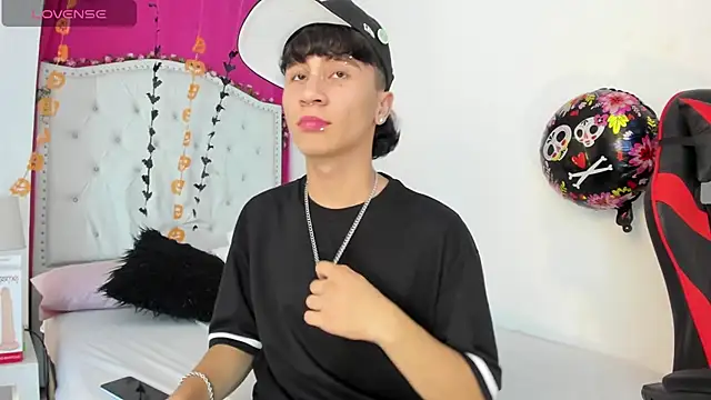 Snapshot of XaanderGrey chatting on October 17, 2025, 7:37 pm XaanderGrey online show from October 17, 2025, 7:37 pm