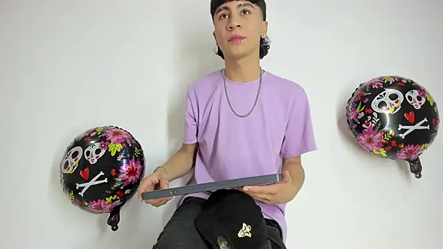 Snapshot of XaanderGrey chatting on October 7, 2025, 7:04 pm XaanderGrey online show from October 7, 2025, 7:04 pm