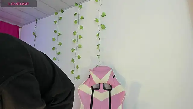 Snapshot of XaanderGrey chatting on December 15, 2025, 7:20 pm XaanderGrey online show from December 15, 2025, 7:20 pm