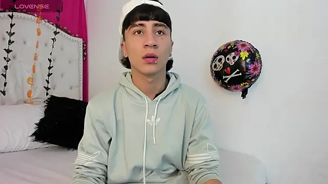 Snapshot of XaanderGrey chatting on October 15, 2025, 3:31 pm XaanderGrey online show from October 15, 2025, 3:31 pm