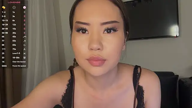 Snapshot of Ur_neighbor_Kira chatting on April 10, 2026, 2:13 pm Ur neighbor Kira online show from April 10, 2026, 2:13 pm