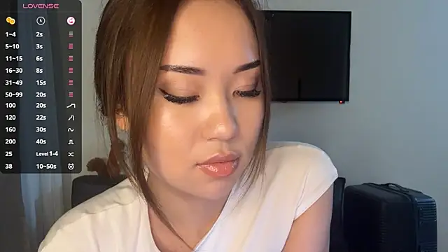 Ur neighbor Kira online show from May 28, 2026, 3:18 pm