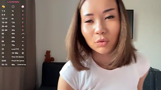 Ur neighbor Kira online show from May 17, 2026, 1:33 pm