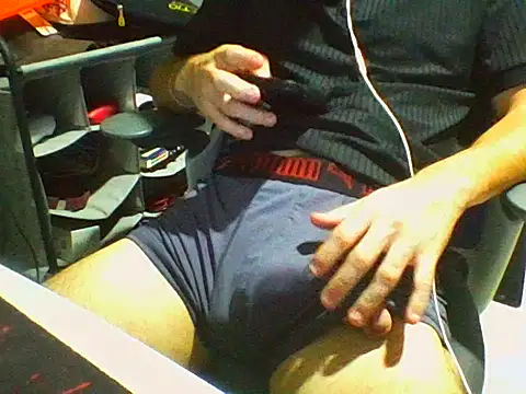 AlbertoRuiz086 online show from October 28, 2025, 6:23 am