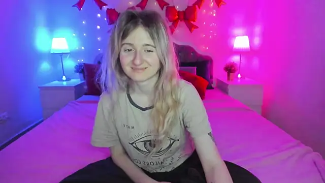 Snapshot of CamillaDreamer chatting on April 1, 2026, 10:28 pm CamillaDreamer online show from April 1, 2026, 10:28 pm