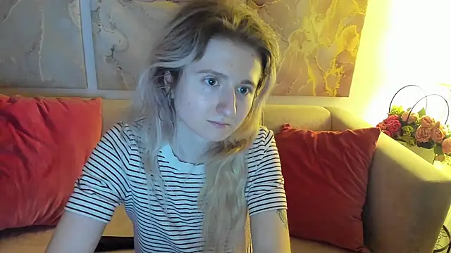 Snapshot of CamillaDreamer chatting on April 8, 2026, 8:43 pm CamillaDreamer online show from April 8, 2026, 8:43 pm