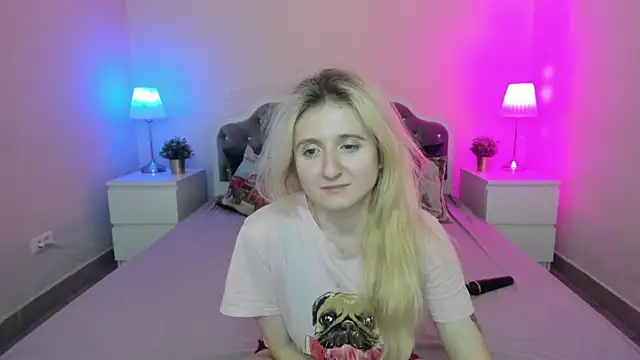 Snapshot of CamillaDreamer chatting on December 3, 2025, 5:34 pm CamillaDreamer online show from December 3, 2025, 5:34 pm