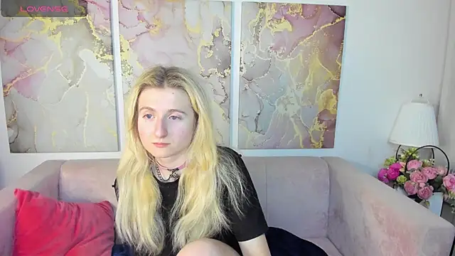 Snapshot of CamillaDreamer chatting on November 10, 2025, 7:08 pm CamillaDreamer online show from November 10, 2025, 7:08 pm