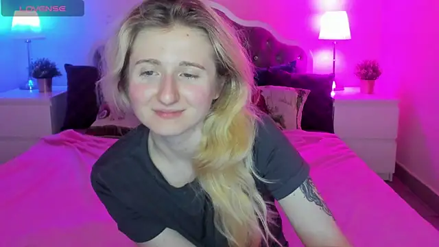 Snapshot of CamillaDreamer chatting on January 9, 2026, 6:59 pm CamillaDreamer online show from January 9, 2026, 6:59 pm