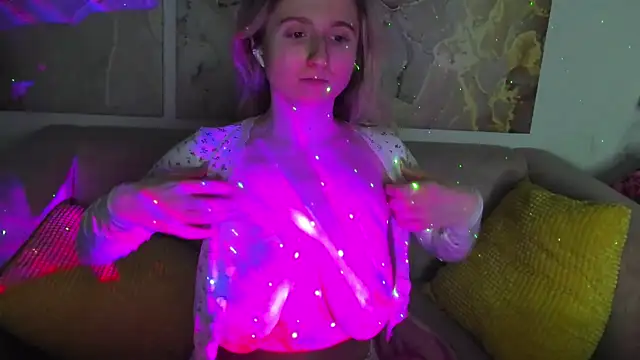 Snapshot of CamillaDreamer chatting on March 20, 2026, 6:42 pm CamillaDreamer online show from March 20, 2026, 6:42 pm