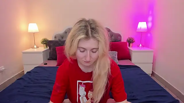 Snapshot of CamillaDreamer chatting on November 18, 2025, 6:00 pm CamillaDreamer online show from November 18, 2025, 6:00 pm