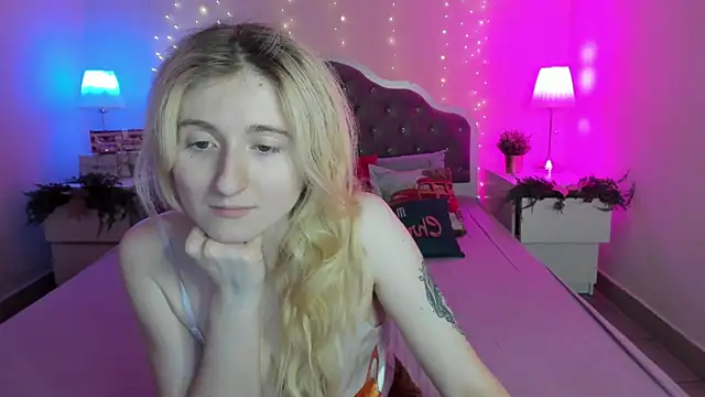 Snapshot of CamillaDreamer chatting on December 15, 2025, 6:14 pm CamillaDreamer online show from December 15, 2025, 6:14 pm