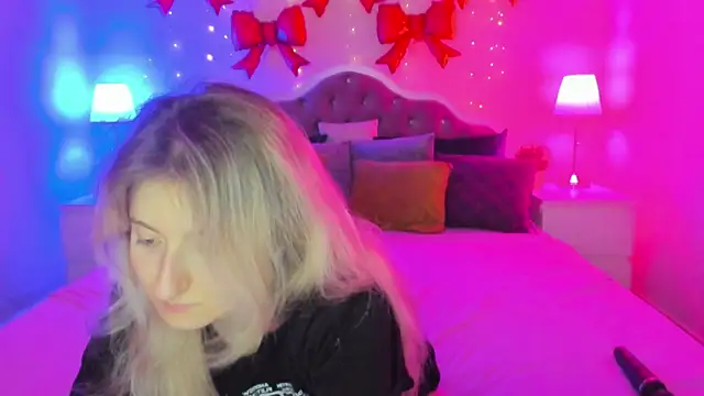 Snapshot of CamillaDreamer chatting on March 19, 2026, 5:24 pm CamillaDreamer online show from March 19, 2026, 5:24 pm