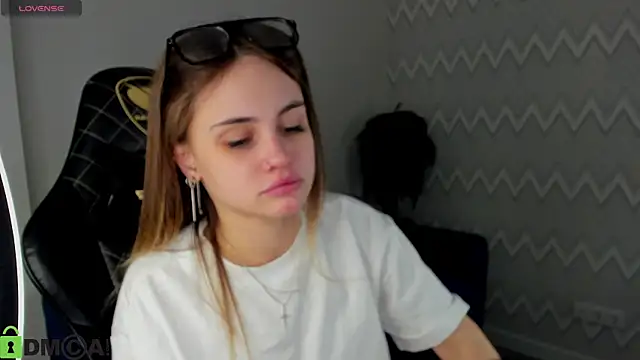 Snapshot of KarinaBroks chatting on November 4, 2025, 8:34 pm KarinaBroks online show from November 4, 2025, 8:34 pm