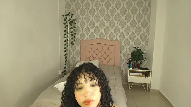 Snapshot of annalise_goerts chatting on December 19, 2025, 1:35 pm annalise goerts online show from December 19, 2025, 1:35 pm