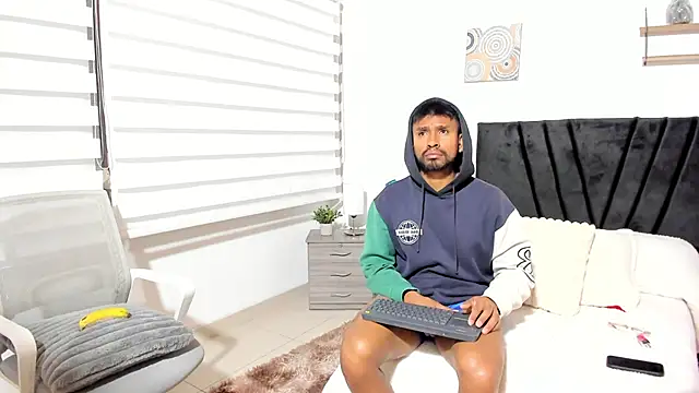 Taylormaccurdy  online show from October 7, 2025, 3:24 pm