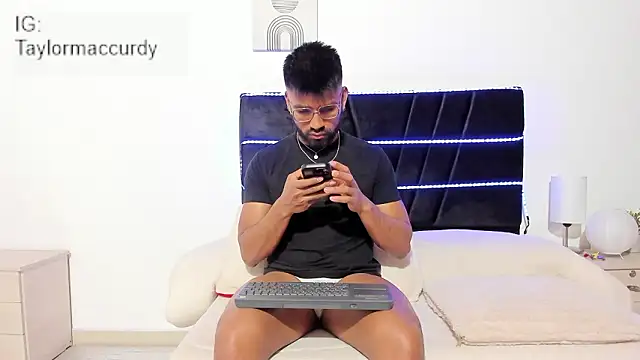 Snapshot of Taylormaccurdy_ chatting on January 15, 2026, 2:20 pm Taylormaccurdy online show from January 15, 2026, 2:20 pm