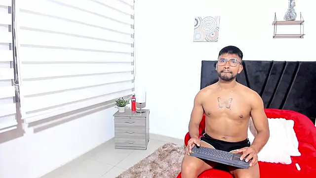 Taylormaccurdy  online show from October 2, 2025, 5:05 pm