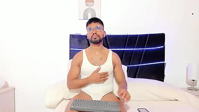 Taylormaccurdy  online show from November 18, 2025, 3:59 pm