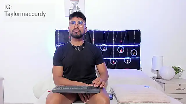 Snapshot of Taylormaccurdy_ chatting on December 22, 2025, 2:17 pm Taylormaccurdy online show from December 22, 2025, 2:17 pm